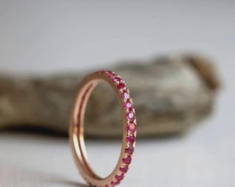 aliança de casamento com rubi, anel da eternidade com rubi, anel de rubi, anel delicado e minimalista, anel para usar em conjunto com outros anéis, pedra de nascimento de julho, presente personalizado para ela