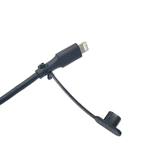Puede incluir: Cable de carga negro con conector Lightning. El cable tiene un revestimiento de goma negro y una pequeña tapa adjunta. El conector Lightning es plateado. El fondo es blanco.