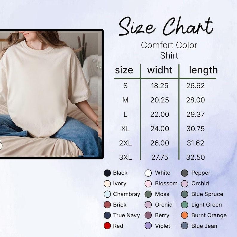 Peut inclure: Un tableau des tailles pour un t-shirt Comfort Color pr&eacute;sentant les tailles S &agrave; 3XL avec les mesures de largeur et de longueur en pouces. Sous le tableau, une liste d'options de couleurs inclut noir, blanc, poivre, ivoire, fleur, orchid&eacute;e, chambray, mousse, &eacute;pic&eacute;a bleu, brique, vert clair, bleu marine, baie, orange br&ucirc;l&eacute;, rouge, violet et jean bleu.