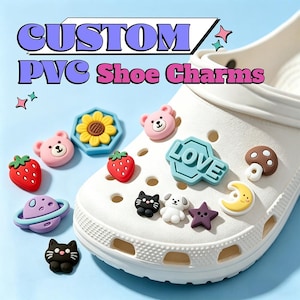 Könnte beinhalten: Eine Sammlung bunter PVC-Schuhanhänger, darunter eine Erdbeere, ein Bär, eine Sonnenblume und ein Planet. Die Anhänger werden auf einem weißen Schuh präsentiert, mit den Worten "CUSTOM PVC Shoe Charms" im Hintergrund.