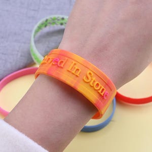 Pulseras personalizadas con relieve, pulseras de silicona en relieve para eventos promocionales, bandas para equipos con el logotipo de la empresa.