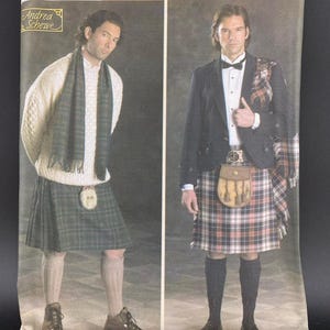 Puede incluir: Patrón de costura Simplicity Kilt para chaqueta y chal a cuadros, tallas XS, S y M. La portada muestra a dos hombres con kilt, destacando el diseño. El patrón es de Andrea Schewe. Medidas en cm.