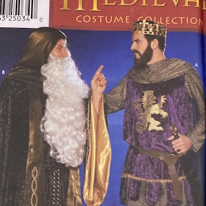 Puede incluir: Sobre de patrón de costura Simplicity 9753 Medieval Costume Collection. El frente muestra dos disfraces: una túnica negra con capucha, ribete dorado y barba blanca, y una túnica morada con emblema de león dorado, capa y botas doradas.