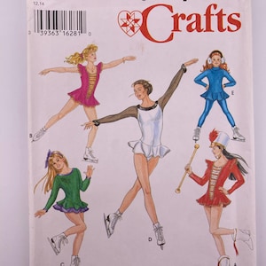 Puede incluir: Un sobre de patrón de costura Simplicity Crafts, número 9321, talla BB 12,14. El frente muestra ilustraciones de cinco disfraces diferentes, incluyendo trajes de patinaje sobre hielo en rosa, blanco y azul, y un uniforme de majorette rojo.