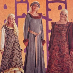 Puede incluir: Un sobre de patrón de costura McCall's Costumes 8826 para la talla C (10, 12, 14) con ilustraciones de tres vestidos largos con adornos de piel, mangas largas y variados estampados florales o telas lisas, sobre un fondo naranja.