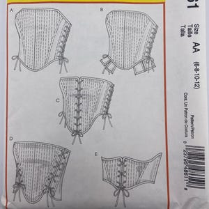 Könnte beinhalten: Ein McCall's Costumes Schnittmuster, M4861, mit detaillierten Illustrationen von fünf verschiedenen Korsett-Designs. Das Muster enthält die Größe AA für die Größen 6-8-10-12. Das Cover ist gelb mit schwarz-weißen Strichzeichnungen.