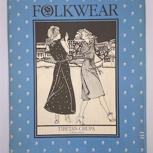 Könnte beinhalten: Ein blauer Folkwear-Schnittmusterumschlag für einen Tibetan Chupa Wickelrock, nummeriert mit 131. Die Vorderseite zeigt eine schwarz-weiße Illustration von zwei Figuren in diesem Kleidungsstück sowie den Text Folkwear und Tibetan Chupa A Wrap Jumper.