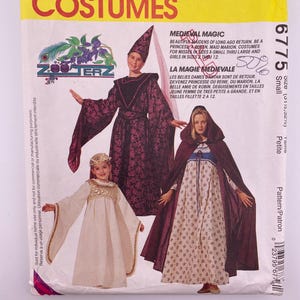 Pode incluir: Padrão de fantasias McCall's com tema medieval. O padrão inclui designs para princesas, rainhas e donzelas, com tamanhos para senhoritas e meninas. A embalagem tem um esquema de cores amarelo e vermelho com o texto "La Magie Medievale" e o número 6775.