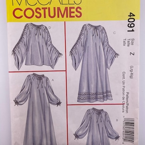 Puede incluir: Un patrón de costura vintage de McCall's Costumes. El patrón presenta ilustraciones de varios diseños de disfraces, incluyendo vestidos de manga larga con detalles de lazo y mangas acampanadas. El paquete es principalmente blanco con acentos amarillos y rojos.