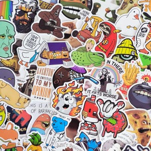 Könnte beinhalten: Eine Sammlung bunter Aufkleber mit verschiedenen Designs, darunter Cartoon-Charaktere, humorvolle Phrasen und Popkultur-Referenzen. Die Aufkleber weisen eine Vielzahl von Farben und Stilen auf und eignen sich zum Dekorieren von Laptops, Wasserflaschen oder anderen persönlichen Gegenständen.