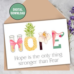 Op de afbeelding: Digitale downloadkaart met het woord "HOOP" gevormd door reageerbuizen, een ananas, een bloem en een baarmoeder. De kaart luidt: "Hoop is het enige dat sterker is dan Angst". Een groene cirkel zegt "DIGITALE DOWNLOAD".