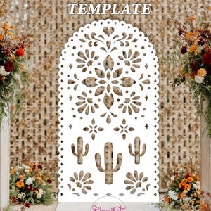 Puede incluir: Una plantilla de arco de fondo blanco cortada con láser con un diseño decorativo con motivos florales y de cactus. El texto "ARCH BACKDROP TEMPLATE" está en la parte superior. La parte inferior de la imagen incluye el texto "SVG - DXF -" y "- PNG - PDF -".