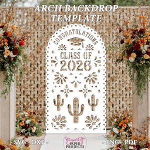 以下が含まれることがあります： 「ARCH BACKDROP TEMPLATE」のテキストが入った白いアーチ背景テンプレート。アーチは、サボテンや花の模様など、切り抜かれたデザインで装飾されています。「CONGRATULATIONS CLASS OF 2026」のテキストが上部に表示されています。アーチの下部には「SVG - DXF -」と「- PNG - PDF」のテキストがあります。