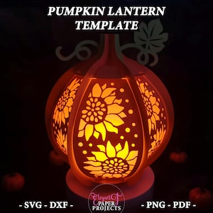 Può includere: Una lanterna a forma di zucca arancione brillante con ritagli di girasoli. Il testo "PUMPKIN LANTERN TEMPLATE" è in alto. La parte inferiore dell'immagine presenta il testo "- SVG - DXF -" e "- PNG - PDF -" con il logo "Elegant Paper Projects".