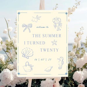 Puede incluir: Un letrero de bienvenida color crema con ilustraciones azules de objetos con temática veraniega, incluyendo un lazo, una langosta, una concha y un caballito de mar. El texto dice "Welcome to The Summer I Turned Twenty" con una fecha debajo. El letrero está en un caballete de madera.