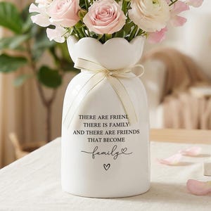 Puede incluir: Un letrero de madera rústica con el texto "Welcome to our home" en letras blancas. El letrero presenta un acabado envejecido y un diseño sencillo y acogedor, perfecto para un porche o entrada.