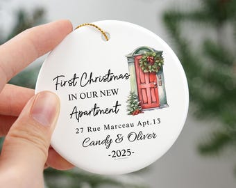 Adorno de cerámica "Primera Navidad en nuestro nuevo apartamento", con dirección y nombres personalizados, diseño navideño de Red Door, recuerdo de 2025