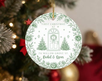 Adorno navideño para la primera Navidad en nuestro nuevo hogar, Adorno personalizado para el nuevo hogar, Adorno navideño para el nuevo hogar 2025, Regalo para un feliz nuevo hogar, Decoración para el nuevo hogar