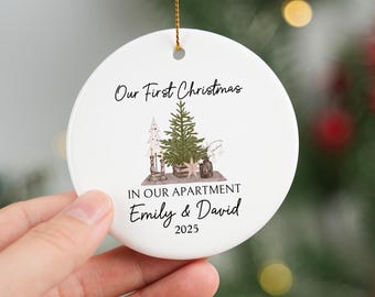 Adorno de cerámica personalizado con el nombre de la pareja: "Nuestra primera Navidad en nuestro apartamento" (2025)