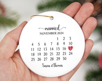 Adorno de calendario de bodas de cerámica personalizado, calendario de bodas con nombres personalizados, mes y año, regalo de recuerdo de Navidad