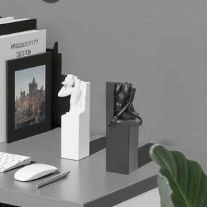 Black and White Human Bookends – Nordic Abstract Resin Sculptures for Shelf, Desk, or Study Decor – Modern Book Stoppers Gift