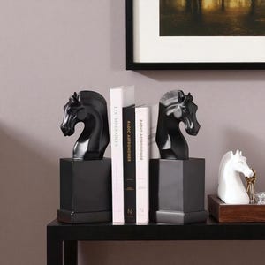 Horse Head Bookend – White or Black Marble-Like Resin Steed Statue for Shelf or Desk – Elegant Equestrian Decor & Animal Book Holder