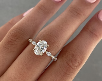 Anello di fidanzamento con diamante ovale da 2 carati creato in laboratorio, con pietre laterali a marquise e rotonde, gioiello da sposa etico e sostenibile, certificato IGI.