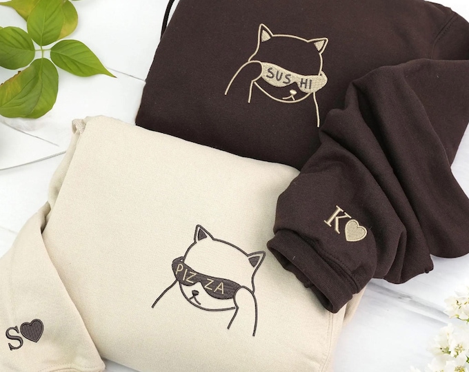 Sudaderas con capucha a juego para parejas con diseño de gato: Sudaderas con bordado de gato con sushi y pizza