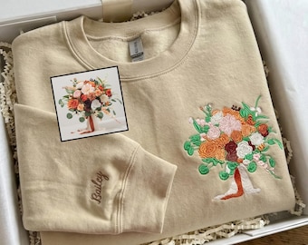 Sudadera bordada con ramo de novia personalizado - Recuerdo floral de boda - Regalo personalizado de aniversario - Sudadera "In My Bride Era"