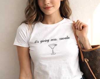 Camiseta bordada personalizada con el nombre de la señora para bebé - Camiseta sin mangas "It's Giving Mrs" - Top corto personalizado para futura novia - Camisa de compromiso nupcial