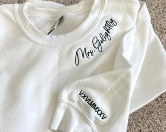 Custom Mrs. geborduurd sweatshirt - datum op mouw - naam op halslijn - toekomstige mevrouw trui - huwelijks- of verlovingscadeau - aanstaande bruid