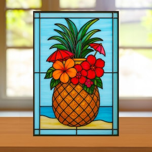 Può includere: Pannello in vetro colorato raffigurante un ananas con foglie verdi, fiori arancioni e rossi e due ombrellini rossi. Lo sfondo mostra un cielo blu e una scena di spiaggia. Il pannello è incorniciato in nero.