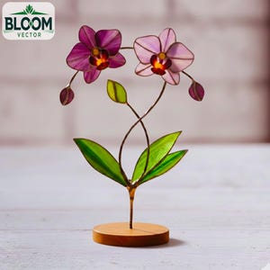 Könnte beinhalten: Eine Glasmalerei-Orchideen-Skulptur mit zwei lila und rosa Blüten, grünen Blättern und einem Holzsockel. Die Skulptur trägt den Text "BLOOM VECTOR" in der oberen linken Ecke.
