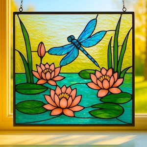 Puede incluir: Panel de vidrieras con una libélula azul y nenúfares color melocotón sobre un estanque turquesa. También hay juncos verdes y hojas de nenúfar. El fondo es amarillo.