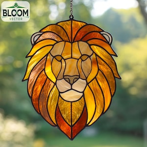 Pode incluir: Apanhador de sol de cabeça de leão em vitral com uma juba detalhada em tons de amarelo, laranja e âmbar. O rosto do leão é de um tom amarelo mais claro e a peça é delineada em preto. Logotipo Bloom Vector.