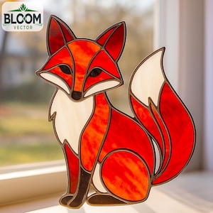 Puede incluir: Figura de zorro de vidriera en tonos rojos, naranjas, blancos y negros. El zorro está sentado con la cola enroscada. El logotipo de Bloom Vector es visible. Un artículo decorativo para el hogar.