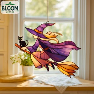 Puede incluir: Vidriera de una bruja en una escoba con un gato negro. La bruja lleva un sombrero y una capa morados con detalles naranjas. La escoba es marrón y el gato tiene ojos verdes. Logotipo de Bloom Vector en la esquina superior izquierda.