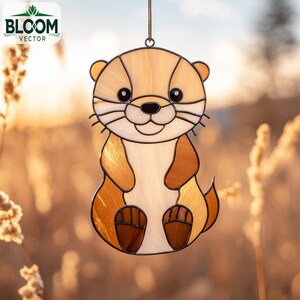 Pode incluir: Apanhador de sol de lontra em vitral com uma expressão alegre. A lontra tem um corpo castanho claro, patas castanhas escuras e barriga creme. O apanhador de sol está pendurado em uma corrente de metal. O logotipo Bloom Vector está no canto superior esquerdo.