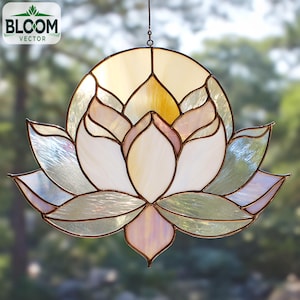 Peut inclure: Vitrail en forme de fleur de lotus aux tons crème, jaune et rose. Le lotus est suspendu par une chaîne et possède un fond circulaire. Le logo "BLOOM VECTOR" est dans le coin supérieur gauche.