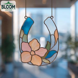 Può includere: Acchiappasole a forma di ferro di cavallo in vetro colorato con un design floreale. Il ferro di cavallo presenta sezioni di vetro blu, arancione, verde e trasparente. Un grande fiore color pesca è al centro. L'acchiappasole è sospeso da una catena. Il logo Bloom Vector si trova in alto a sinistra.