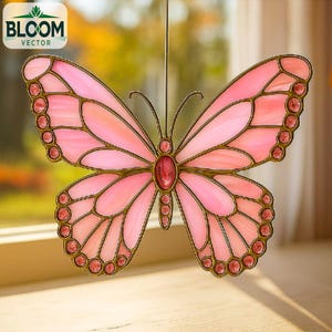 Könnte beinhalten: Ein Buntglas-Schmetterling mit rosa- und rosafarbenen Flügeln, umrandet von einem bronzefarbenen Metall. Der Schmetterling hat einen roten, oval geformten Körper und hängt vor einem Fenster. Das Logo "BLOOM VECTOR" befindet sich in der oberen linken Ecke.