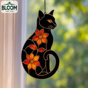 Puede incluir: Atrapasoles de vidrio en forma de gato negro con detalles florales en naranja y amarillo. El gato tiene ojos amarillos y cuelga de una cadena. El logotipo de Bloom Vector está en la esquina superior izquierda.