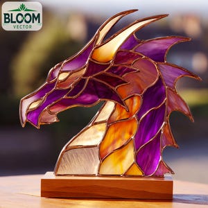 Könnte beinhalten: Eine Glasmalerei-Drachenkopfskulptur in Lila-, Orange- und Cremetönen, auf einem Holzsockel. Der Drachenkopf ist aufwendig mit einem mosaikartigen Muster gestaltet, das die lebendigen Farben und Texturen des Glases zeigt.