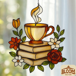 Op de afbeelding: Gebrandschilderd glaskunst met een theekopje met stoom, rustend op een stapel boeken. Het ontwerp bevat oranje en witte bloemen, groene bladeren en een rode roos. Het Bloom Vector-logo staat rechtsonder.