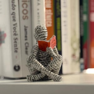 Mini estátua de resina representando um leitor – Escultura abstrata de um pensador para decorar prateleiras, mesas ou cantinhos de leitura.