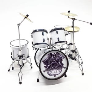 Witte miniatuurdrumset – schaal 1:12 – handgemaakt muziekinstrument displaycadeau