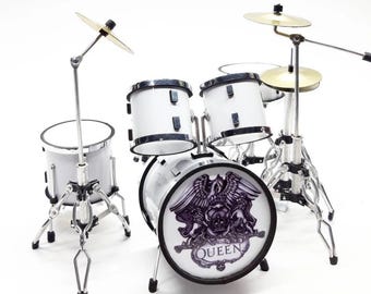 Batterie miniature blanche - Échelle 1:12 - Présentoir d'instruments de musique fait main