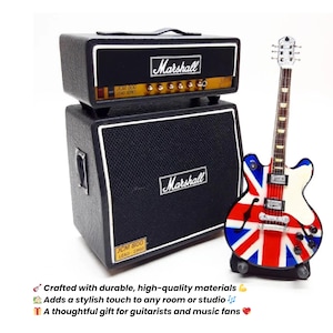 Könnte beinhalten: Ein Miniatur-Marshall-Verstärkerstapel und eine Gitarre mit Union-Jack-Design. Der schwarze Verstärker hat weiße Zierleisten und das Marshall-Logo. Die Gitarre ist rot, weiß und blau. Der Text auf dem Verstärker lautet "JCM 800 LEAD SERIES".