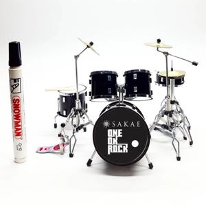 Miniatuurdrumset – One OK Rock Black Edition – muziekdisplay voor verzamelaars