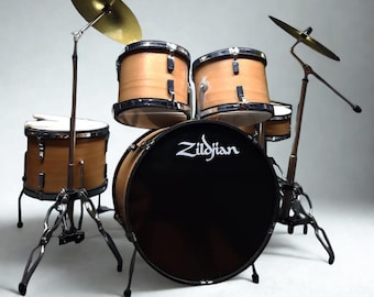 Batterie miniature de style Zildjian, finition naturelle, décor de présentoir à l'échelle 1:6